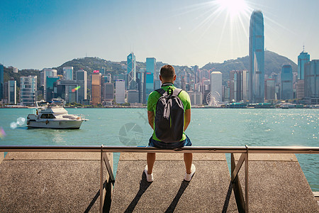 城市在海在维多利亚港湾看海的年轻人背景