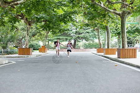 放学跑向父母跑向校门的小学生图片