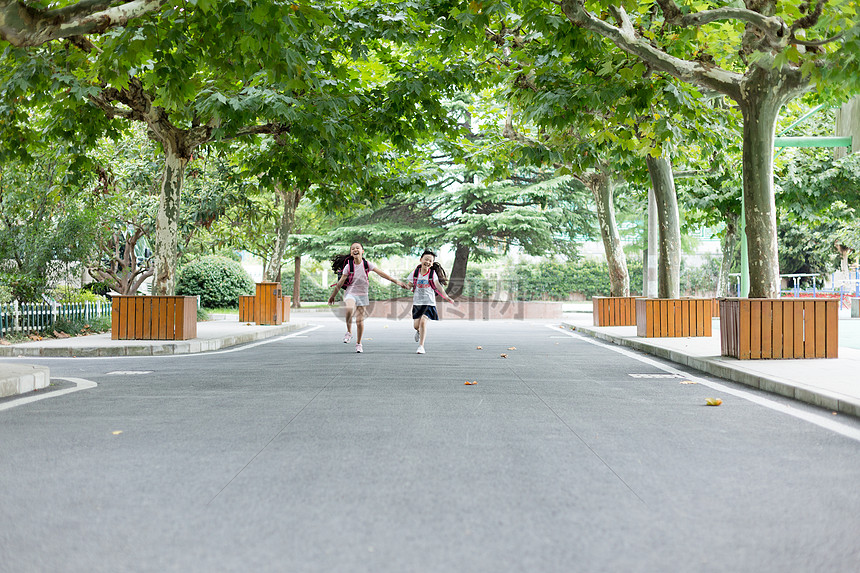 放学跑向父母跑向校门的小学生图片