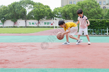 放学一起玩耍篮球场上一起打球的小学生背景