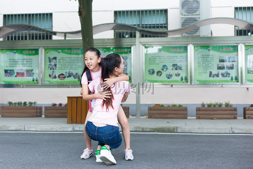 放学后的孩子跑向妈妈的怀抱图片