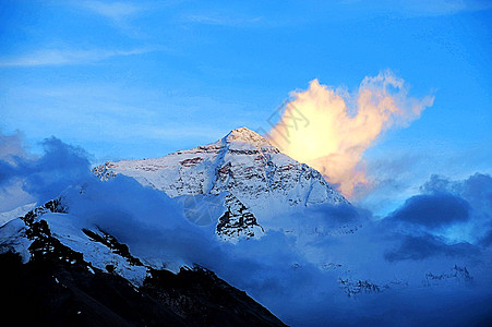 西藏珠穆朗玛峰日落祥云高清图片