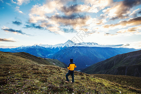 探险旅行攀登山顶远看贡嘎群山风景背景图片