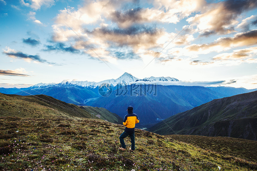 探险旅行攀登山顶远看贡嘎群山风景图片