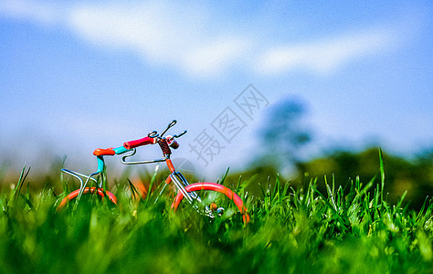 创意摆件绿草地中的自行车背景