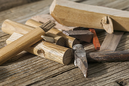 铬钒钢螺丝刀木匠工具和木料背景