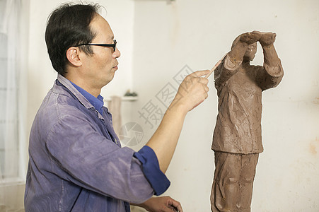 匠人正在制作雕塑图片