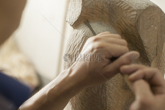 木匠师傅在雕刻木料图片