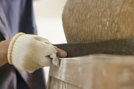木匠师傅用锉刀加工木料图片