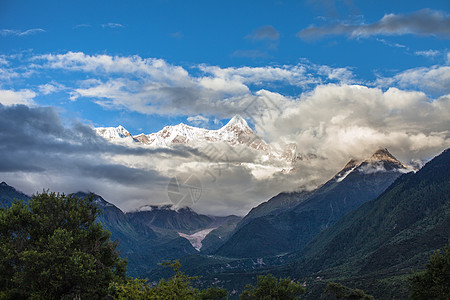 阳光下蜿蜒的河流冰川山脉背景