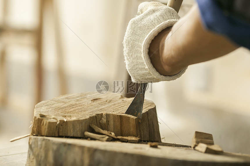 木匠在雕刻木材图片