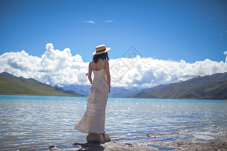 美女美景西藏羊湖羊卓雍措美景美女写真背景