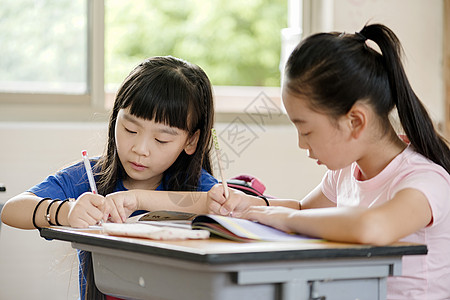 同桌两个女生做作业背景