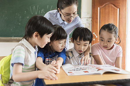 老师给学生们讲解图片