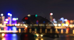 城市霓虹灯与孤独背影图片