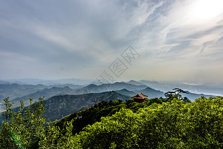 峰峦叠嶂雾霭中的寺庙背景