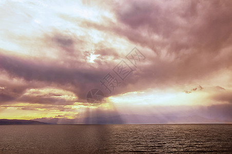 新疆赛里木湖日落耶稣光火烧云背景图片