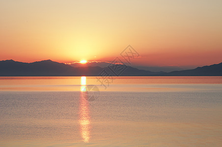 尧山晨光新疆赛里木湖日出湖面倒影背景