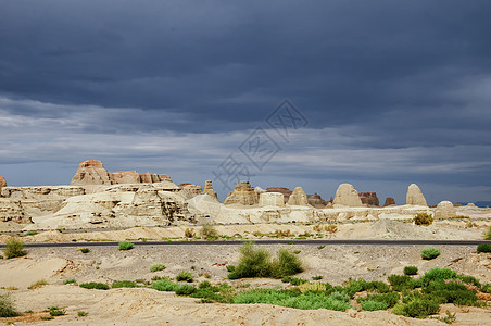 新疆克拉玛依魔鬼城沙漠植物背景图片