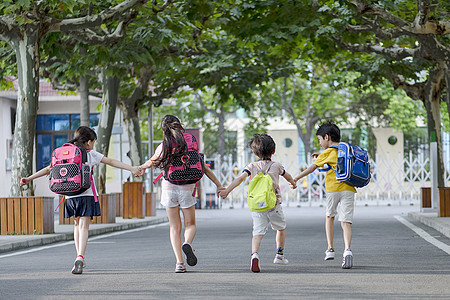 学生们放学跑步学生高清图片