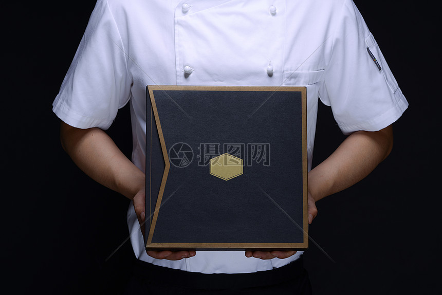 面点师手持月饼礼盒图片