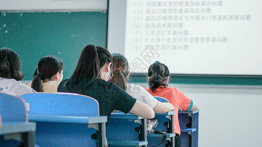 女孩看书教室里上课的同学们背景