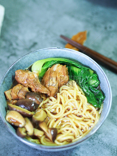 香菇青菜排骨面