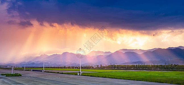 夏天山岭干净光芒万丈背景