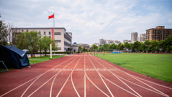 学校的跑道图片