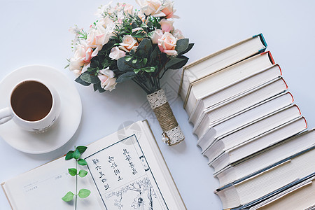 书本鲜花和咖啡背景图片