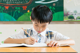 青春活力的小学生图片