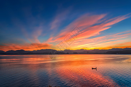 洱海清晨的彩霞倒映水中背景图片