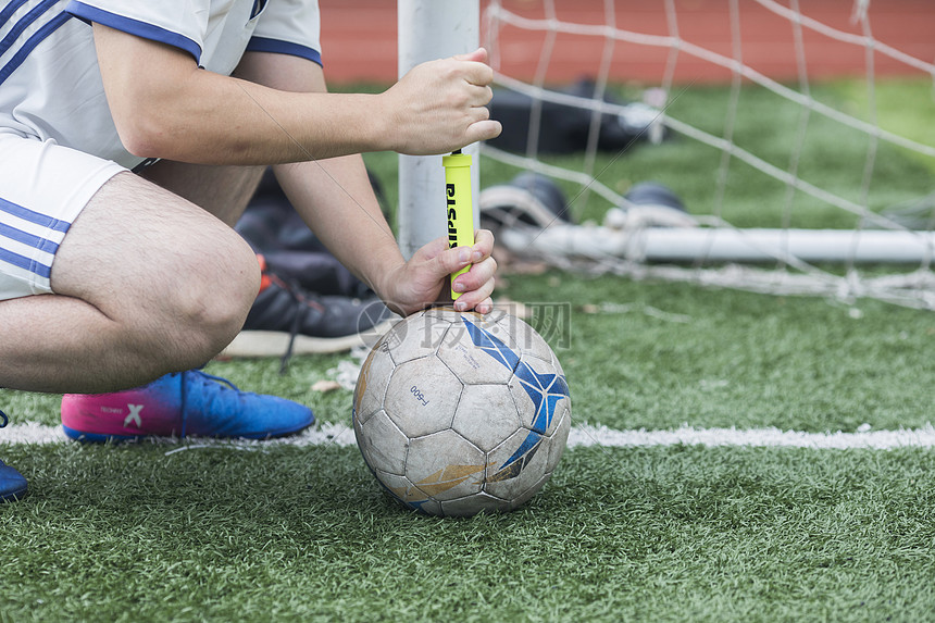 球员给足球打气摄影图片免费下载_生活方式图
