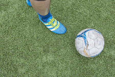 足球训练足球运动员在草坪上训练踢球背景