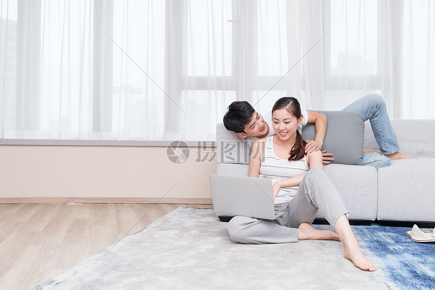 情侣夫妻居家放松在沙发上看电脑图片