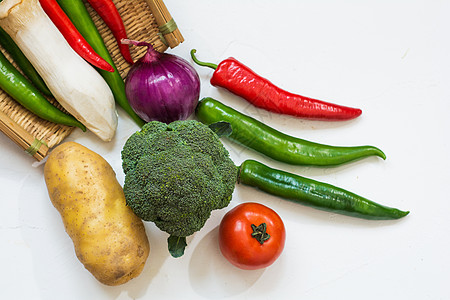 桌面上的蔬菜图片