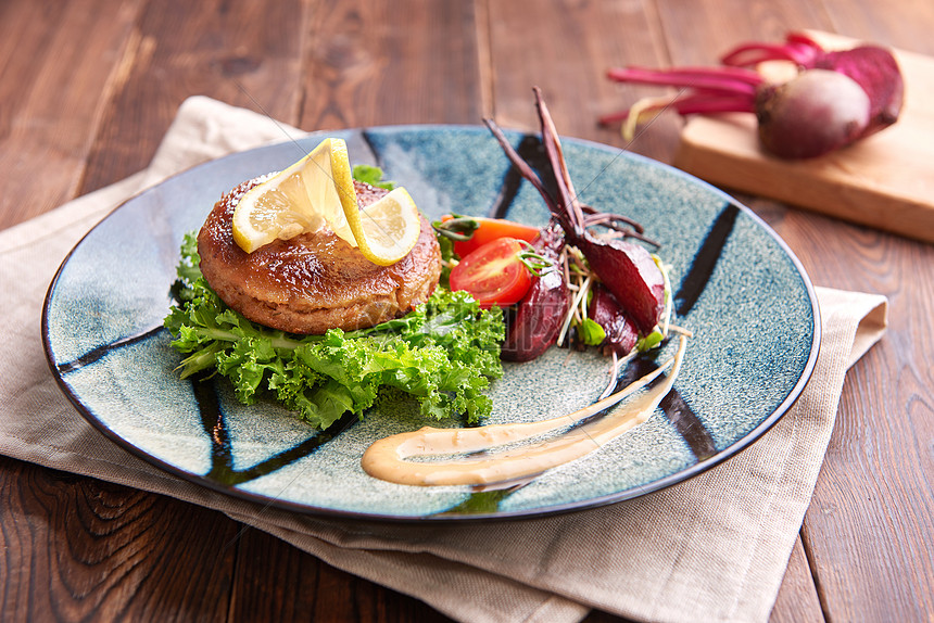 香煎金枪鱼饼配羽衣甘蓝与甜菜根图片素材_免费下载_jpg图片格式_VRF高清图片500617084_摄图网