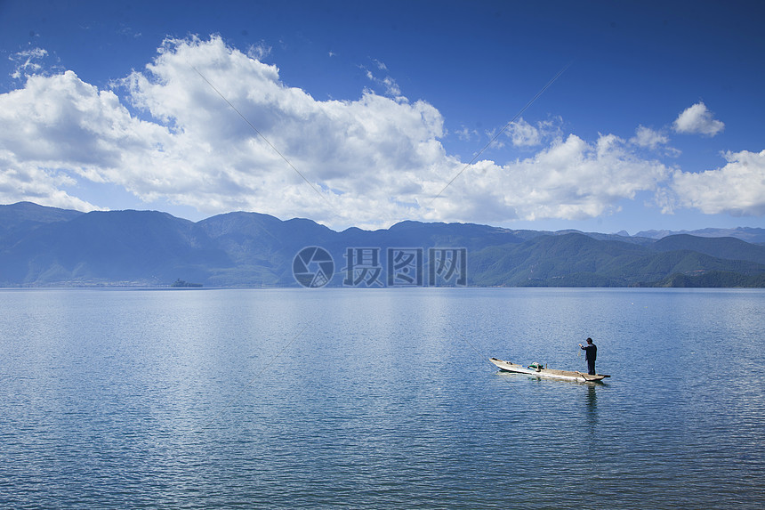 旅行中拍到的泸沽湖和渔夫图片