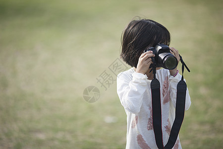 旅行中儿童摄影师在对焦拍摄 背景图片