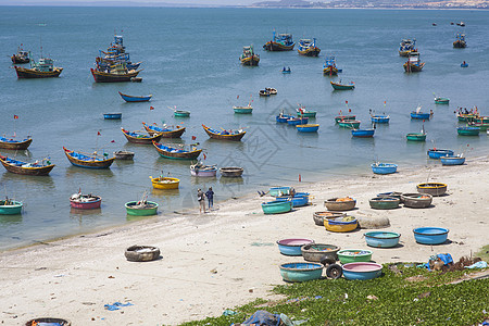 海边捕鱼旅行中看到越南海边的渔村和渔船背景