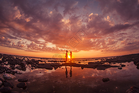 旅行中情侣在夕阳下浪漫对视背景