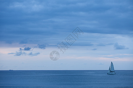 海上帆船旅行中海上的帆船背景