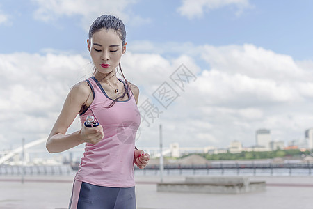 跑步手机女子运动准备动作背景
