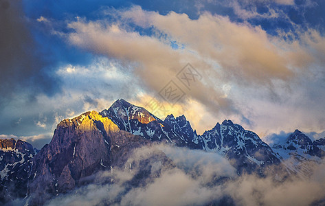 七彩滑道玉龙雪山日照金山背景