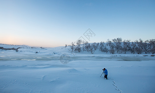雪山上孤独的一个摄影人图片