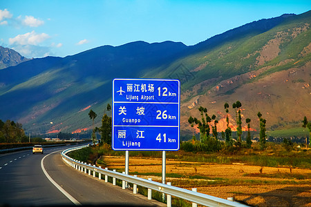 路上开车高速公路景区指示路牌素材背景