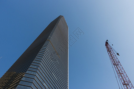 高楼和吊车组合图片