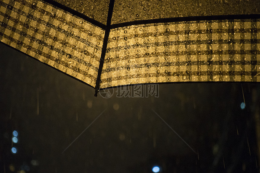 下雨天雨水和雨伞图片