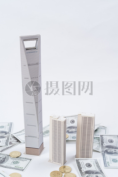 现金和建筑模型摆拍图图片