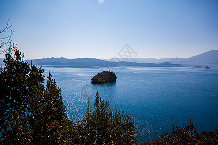 蓝天白云湖四川泸沽湖背景